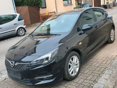 Używany Opel Astra 105 KM (77 kW) 2020 Czarny Sedan/Limuzyna