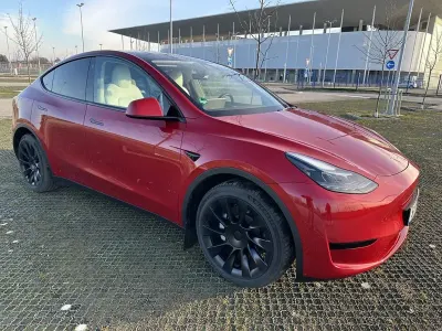 Usata Tesla Model Y RWD 220 kW (300 CV) 2023 Rosso SUV