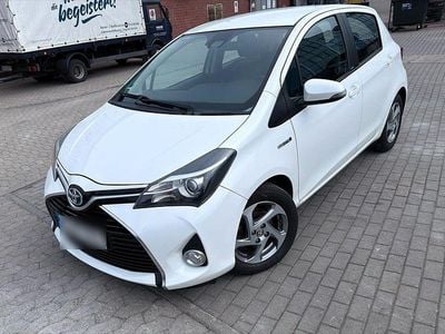 Gebraucht Toyota Yaris Hybrid 73 PS (53 kW) 2016 Weiß Kleinwagen