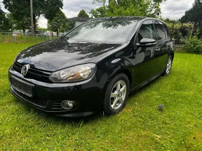 Gebraucht VW Golf VI Trendline 105 PS (77 kW) 2011 Deep black perleffekt Kleinwagen