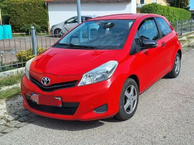 Gebraucht Toyota Yaris Cool 90 PS (66 kW) 2013 Rot Kleinwagen