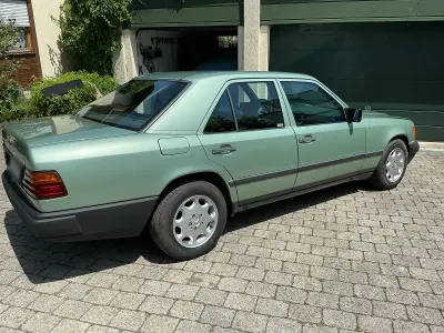 Gebraucht Mercedes 300 110 PS (80 kW) 1988 Grün Limousine