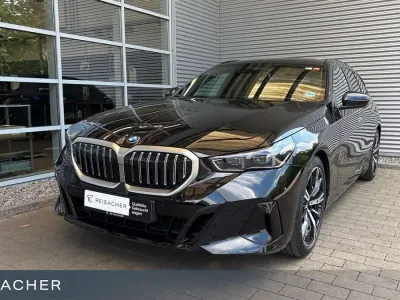 Gebraucht BMW 520 Comfort Edition 197 PS (144 kW) 2025 Black sapphire metallic Kombi