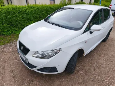 Używany Seat Ibiza 86 KM (63 kW) 2009 Biały Sedan/Limuzyna