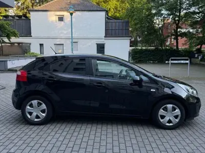 Gebraucht Kia Rio Edition 7 86 PS (63 kW) 2014 Schwarz Limousine