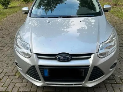 Gebraucht Ford Focus 105 PS (77 kW) 2014 Grau Limousine