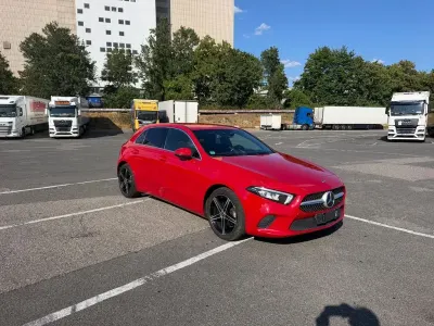 Gebraucht Mercedes A180 136 PS (100 kW) 2019 Rot Limousine