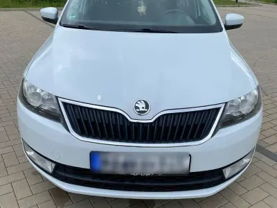 Używany Skoda Rapid Ambition 90 KM (66 kW) 2014 Biały Hatchback