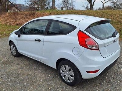Gebraucht Ford Fiesta Ambiente 60 PS (44 kW) 2016 Weiß Kleinwagen