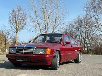 Gebraucht Mercedes 190 72 PS (52 kW) 1985 Rot Limousine
