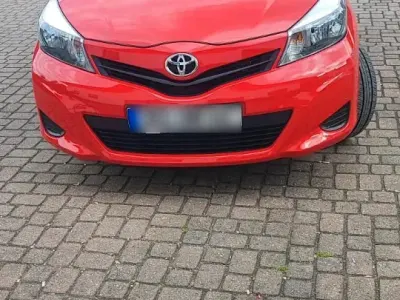 Gebraucht Toyota Yaris 70 PS (51 kW) 2012 Rot Kleinwagen