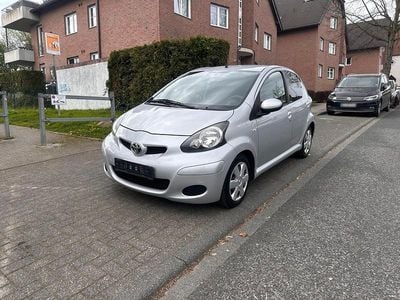 Gebraucht Toyota Aygo 70 PS (51 kW) 2011 Silber Kleinwagen