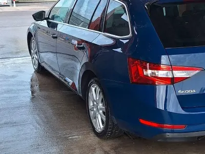 Gebraucht Skoda Superb LAURIN & KLEMENT 150 PS (110 kW) 2017 Blau Kombi