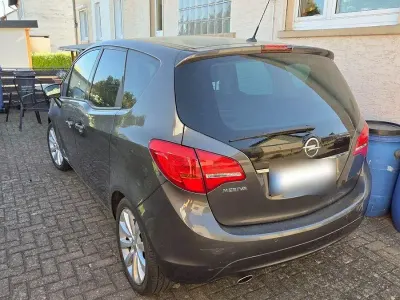 Begagnad Opel Meriva Edition 140 HK (102 kW) 2010 Grå Minibuss