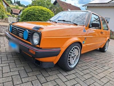 Begagnad VW Golf II GTI 221 HK (162 kW) 1984 Orange Halvkombi