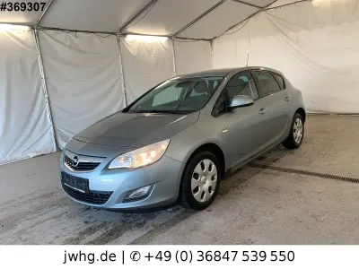 Używany Opel Astra Design Edition 110 KM (80 kW) 2011 Srebrny Sedan/Limuzyna