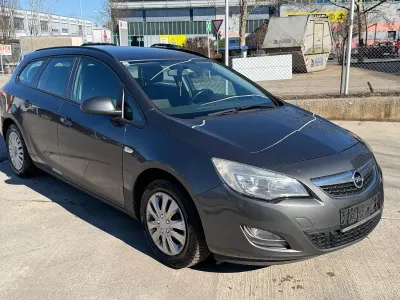 Używany Opel Astra Edition 120 KM (88 kW) 2011 Szary Kombi