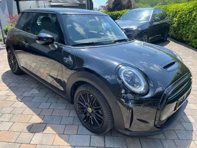 Gebraucht Mini Cooper SE 135 kW (184 PS) 2023 Midnight black metallic Kleinwagen