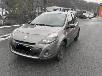 Grau Gebraucht 2010 Renault Clio III Kleinwagen | 2.500 €