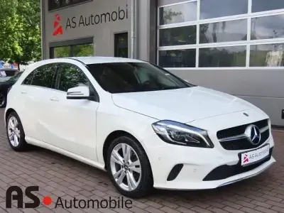 Gebraucht Mercedes A180 122 PS (89 kW) 2017 Calcitweiss/zirrusweiss Limousine
