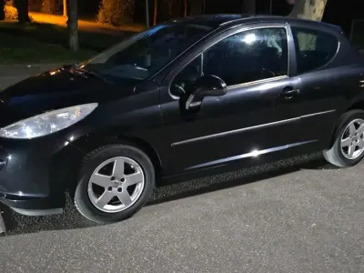 Gebraucht Peugeot 207 75 PS (55 kW) 2009 Schwarz Kleinwagen