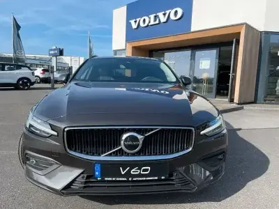 Używany Volvo V60 Core 197 KM (144 kW) 2024 Szary Kombi