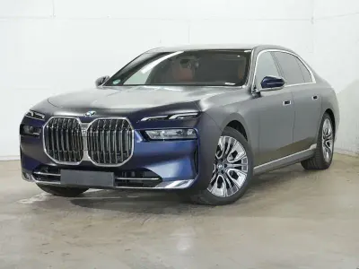 Gebraucht BMW 740 Executive 299 PS (219 kW) 2025 Ind. frozen tansanite blue met (metallic) Limousine