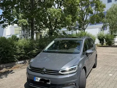 Gebraucht VW Touran Comfortline 150 PS (110 kW) 2024 Grau Van / Kleinbus