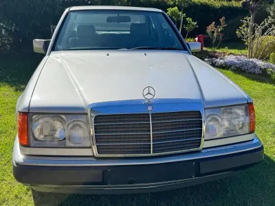 Gebraucht Mercedes E300 113 PS (83 kW) 1991 Grau Limousine