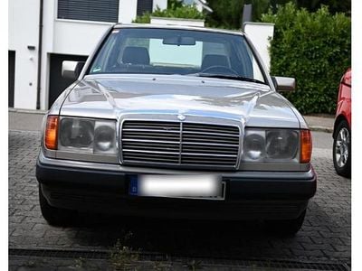 Second-hand Mercedes E260 160 CP (117 kW) 1990 Bej Berlinǎ