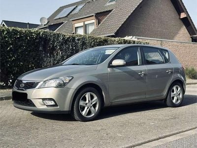 Gebraucht Kia Ceed Spirit 125 PS (91 kW) 2010 Bronze Kleinwagen