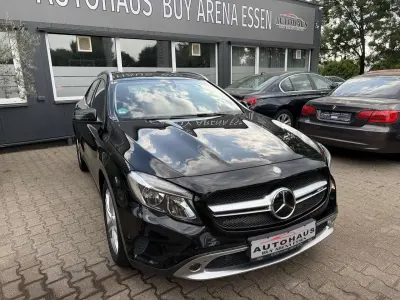 Gebraucht Mercedes GLA220 Urban 177 PS (130 kW) 2015 Kosmosschwarz  metalliclack SUV