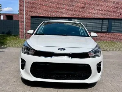 Używany Kia Rio Spirit 90 KM (66 kW) 2018 Biały Sedan/Limuzyna