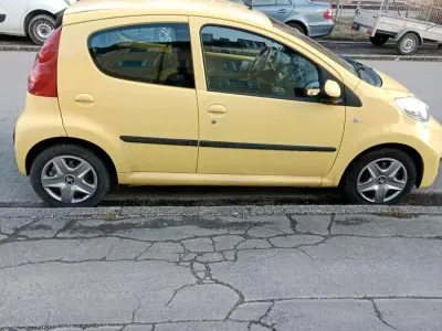 Gebraucht Peugeot 107 69 PS (50 kW) 2012 Gelb Kleinwagen