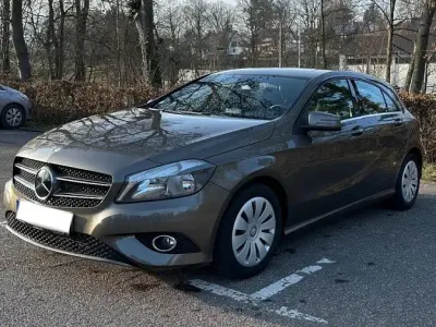 Używany Mercedes A180 122 KM (89 kW) 2012 Brązowy Sedan/Limuzyna