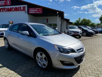 Używany Opel Astra Edition 116 KM (85 kW) 2012 Srebrny Sedan/Limuzyna