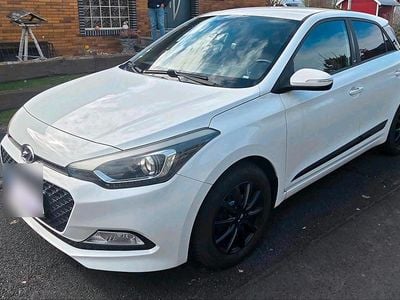 Gebraucht Hyundai i20 84 PS (61 kW) 2017 Weiß Kleinwagen