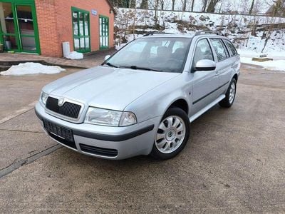 Silber Gebraucht 2010 Skoda Octavia Tour Kombi | 3.000 €