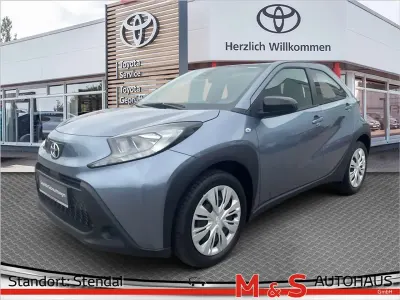Neu Toyota Aygo X Business Edition 72 PS (52 kW) 2025 Grau SUV