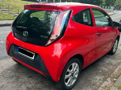 Gebraucht Toyota Aygo 69 PS (50 kW) 2016 Rot Kleinwagen
