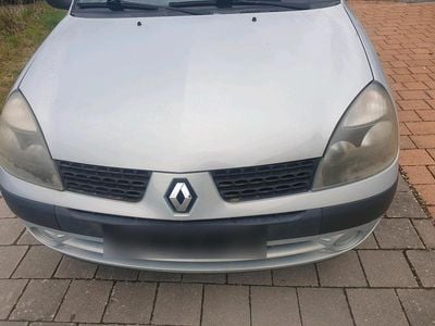 Second-hand Renault Clio II 75 CP (55 kW) 2002 Argintiu Berlinǎ