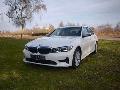 Weiß Gebraucht 2020 BMW 318 Advantage Limousine | 22.999 € (Etwas zu teuer)