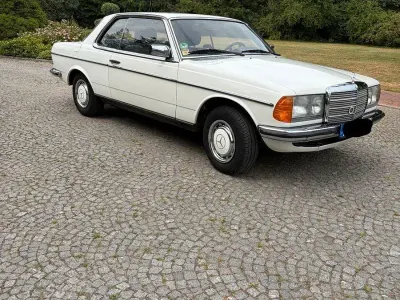 Gebraucht Mercedes 230 136 PS (100 kW) 1981 Weiß Coupé