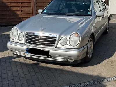 Gebraucht Mercedes E240 170 PS (125 kW) 1998 Silber Limousine