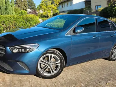 Gebraucht Mercedes B200 150 PS (110 kW) 2019 Blau Van / Kleinbus