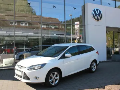 Gebraucht Ford Focus Champions Edition 105 PS (77 kW) 2012 Frozen white Kombi