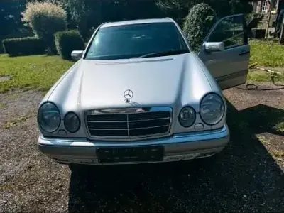 Gebraucht Mercedes E230 150 PS (110 kW) 1995 Silber Limousine