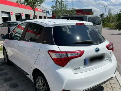 Gebraucht Toyota Yaris Hybrid Club 101 PS (74 kW) 2019 Weiß Kleinwagen