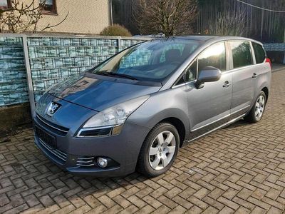 Grau Gebraucht 2011 Peugeot 5008 Van / Kleinbus | 3.650 € (Fairer Preis)