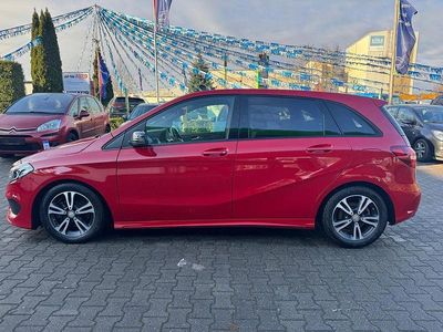 Gebraucht Mercedes B180 AMG line 122 PS (89 kW) 2015 Rot Van / Kleinbus